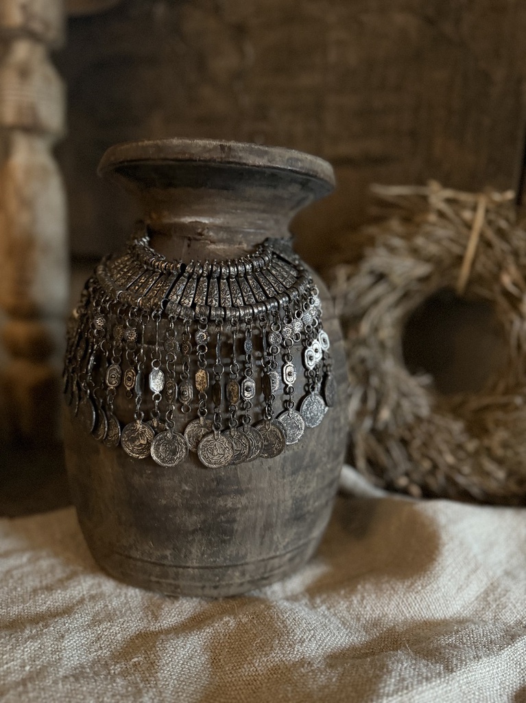Nepalese kruik met ketting