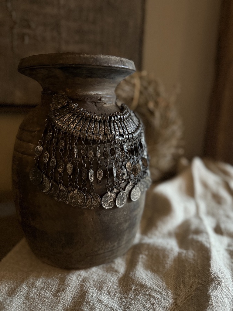 Nepalese kruik met ketting