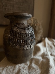 Nepalese kruik met ketting